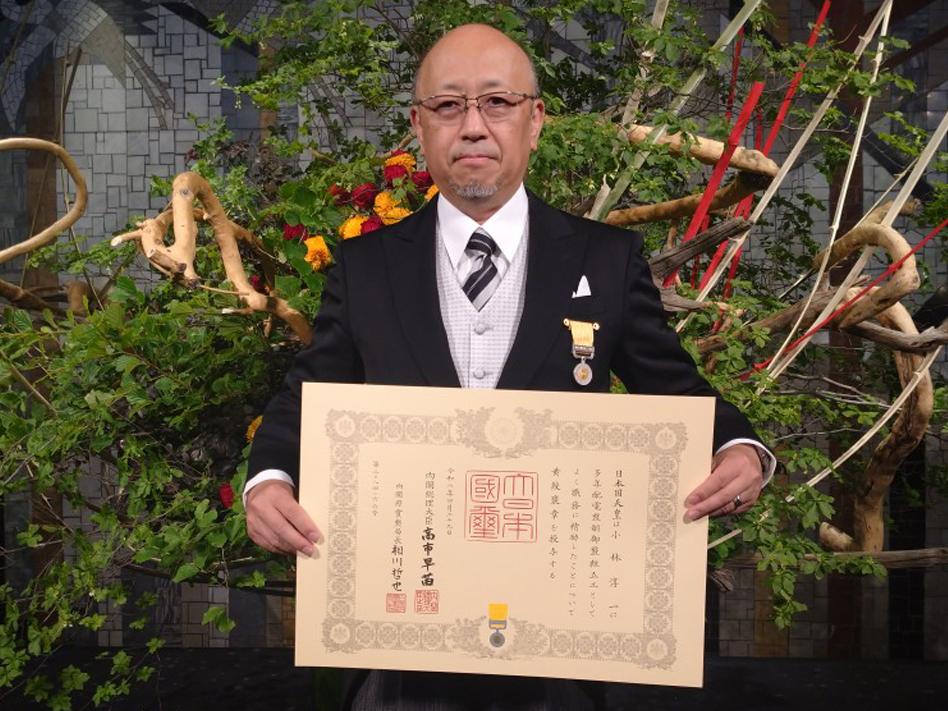 「黄綬褒章を受章した小林 淳一」